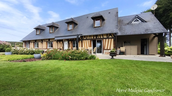 A 20 KMS de Fécamp. Ensemble immobilier comprenant 2 habitations (303 m²);1 piscine; triple garage; Terrain 5215 m².
