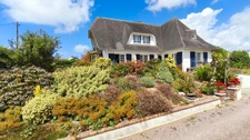 Detached house near Fécamp, 152 m² of living space on a full basement. Outbuilding of 80 m² - 5 bedrooms - 1000 m² of land.