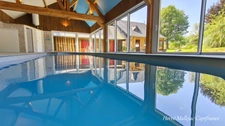 A 20 KMS de Fécamp. Ensemble immobilier comprenant 2 habitations (303 m²);1 piscine; triple garage; Terrain 5215 m².