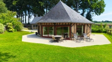 A 20 KMS de Fécamp. Ensemble immobilier comprenant 2 habitations (303 m²);1 piscine; triple garage; Terrain 5215 m².