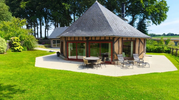 A 20 KMS de Fécamp. Ensemble immobilier comprenant 2 habitations (303 m²);1 piscine; triple garage; Terrain 5215 m².