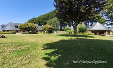 A 20 KMS de Fécamp. Ensemble immobilier comprenant 2 habitations (303 m²);1 piscine; triple garage; Terrain 5215 m².