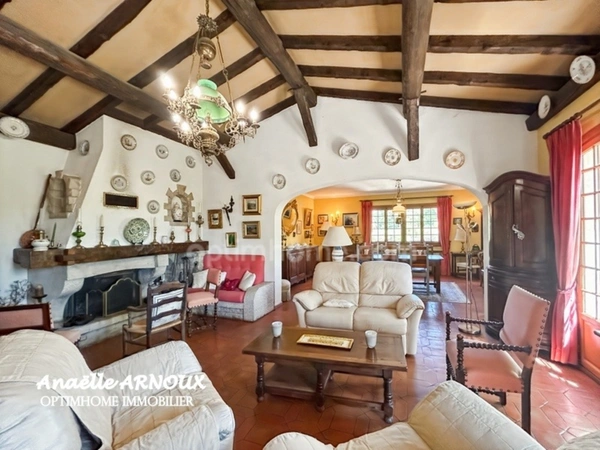 Villa provençale authentique avec grand terrain dont une partie boisée, piscine, terrasse et garage