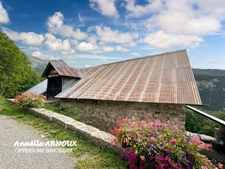 Maison et grange authentique en pierre à rénover 