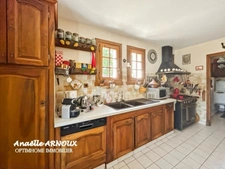 Villa provençale authentique avec grand terrain dont une partie boisée, piscine, terrasse et garage