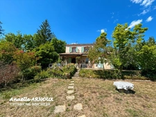 Villa provençale authentique avec grand terrain dont une partie boisée, piscine, terrasse et garage