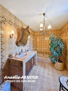 Villa provençale authentique avec grand terrain dont une partie boisée, piscine, terrasse et garage