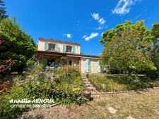 Villa provençale authentique avec grand terrain dont une partie boisée, piscine, terrasse et garage