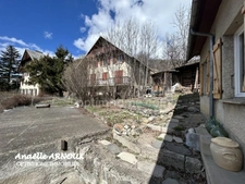 Maison en pierre à rénover avec beau potentiel