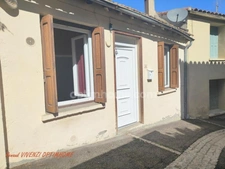 Rare Maison de village, de plain pied, avec jardinet à CLARA