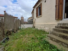 Rare Maison de village, de plain pied, avec jardinet à CLARA