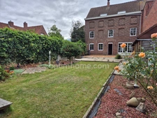Maison semi mitoyenne avec jardin et garage en centre ville