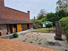 Maison semi mitoyenne avec jardin et garage en centre ville