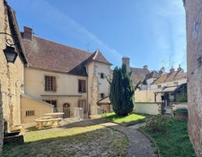 Maison de caractère avec jardin, garage double et beau potentiel centre Arnay-le-Duc / 40mn de DIJON