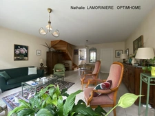 Aux pieds de la Cathédrale et de l'évêché, grande  maison avec terrasse et parking