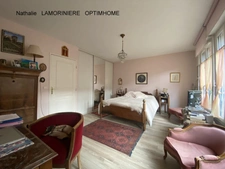 Aux pieds de la Cathédrale et de l'évêché, grande  maison avec terrasse et parking
