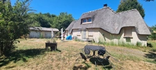 Chaumière avec pêcherie et terrain arboré