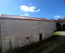 Ancien bâti à rénover avec dépendances – fort potentiel à Saint-Mary 16260