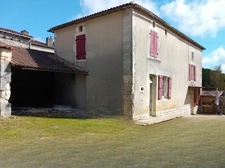 Ancien bâti à rénover avec dépendances – fort potentiel à Saint-Mary 16260