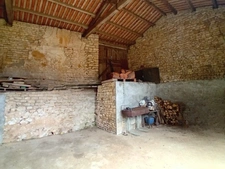 Ancien bâti à rénover avec dépendances – fort potentiel à Saint-Mary 16260