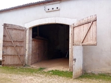 Ancien bâti à rénover avec dépendances – fort potentiel à Saint-Mary 16260