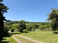 MAISON DE MAÎTRE – 5 CHAMBRES –DEPENDANCE AVEC GARAGE – VUE DÉGAGÉE SUR LA VALLÉE – ENTRE FERVAQUES ET LISIEUX