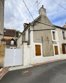 CHARMANTE MAISON DE VILLAGE AVEC GARAGE – ENVIRONNEMENT PAISIBLE – SAINT-PIERRE-EN-AUGE (14170)