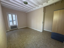 CHARMANTE MAISON DE VILLAGE AVEC GARAGE – ENVIRONNEMENT PAISIBLE – SAINT-PIERRE-EN-AUGE (14170)