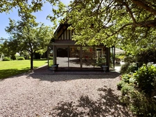 Maison normande de caractère de 162m² avec dépendances, 6 pièces, 3 chambres, plan d'eau et parc paysager - CERNAY (14290)