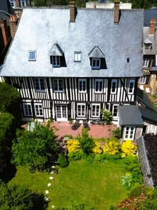 Demeure de caractère du XVIIe siècle rénovée avec élégance – Une adresse rare au cœur de la ville de Bernay (27300)