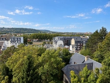 ÉLEGANT DUPLEX DE 107,55 M² ENTIEREMENT RENOVE, AVEC PISCINE, ESPACES VERTS, PARKING PRIVE ET CAVE - TROUVILLE SUR MER (14)