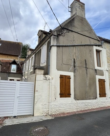 CHARMANTE MAISON DE VILLAGE AVEC GARAGE – ENVIRONNEMENT PAISIBLE – SAINT-PIERRE-EN-AUGE (14170)