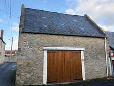 CHARMANTE MAISON DE VILLAGE AVEC GARAGE – ENVIRONNEMENT PAISIBLE – SAINT-PIERRE-EN-AUGE (14170)