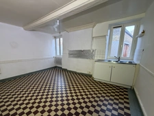 CHARMANTE MAISON DE VILLAGE AVEC GARAGE – ENVIRONNEMENT PAISIBLE – SAINT-PIERRE-EN-AUGE (14170)