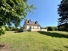 Maison avec vie de plain-pied, 3 chambres, sous-sol complet et terrain de 5 000 m² - Proche Lisieux
