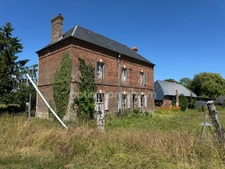 À VENDRE – CORPS DE FERME À RÉNOVER – 12,05 HECTARES EN HERBAGE