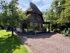 Maison normande de caractère de 162m² avec dépendances, 6 pièces, 3 chambres, plan d'eau et parc paysager - CERNAY (14290)