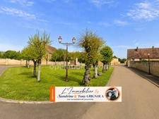CHARMANTE MAISON DE VILLAGE AVEC GARAGE – ENVIRONNEMENT PAISIBLE – SAINT-PIERRE-EN-AUGE (14170)