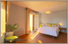 Maison de ville de 96m² sur 3 niveaux, avec belle terrasse, cave, possibilité de studio indépendant, toiture refaite. 