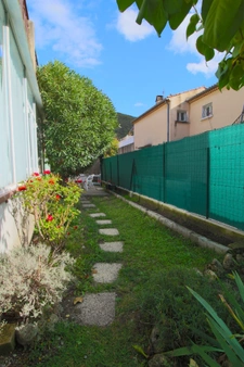 Au rez-de-chaussée d'une maison de deux niveaux, un appartement T4 de 76 m² carrez et 92 m² au sol avec la véranda, petit atelier avec jardin privatif d'environ 104m² 