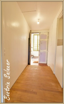 Digne-les-Bains, dans un quartier central, bel appartement traversant, 3 pièces de 84m2 très lumineux, avec balcon et grande cave.