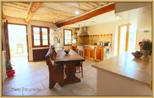 A  ORAISON, Maison de ville avec terrasse et jardin, 4 pièces plus studio indépendant