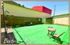 A 16 mn de Digne les Bains, dans un quartier calme, jolie maison sur 2 niveaux de 76 m² habitables avec jardin de 505m2 et cabanon.