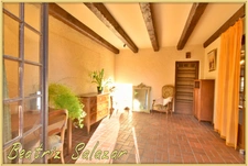 A Digne-les-Bains, grande maison familiale de 215 m², 9 pièces, double garage, abri camping-car, cave, dépendances sur un terrain de 4891 m².
