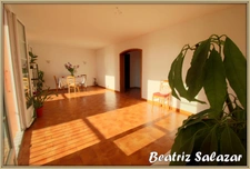 Appartement à 3 mn à pied du centre ville de Digne. Joli et lumineux T3 de 78 m² avec grand balcon, garage, parking et cave.