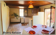 Maison de ville de 96m² sur 3 niveaux, avec belle terrasse, cave, possibilité de studio indépendant, toiture refaite. 