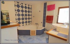 A  ORAISON, Maison de ville avec terrasse et jardin, 4 pièces plus studio indépendant