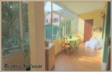 Au rez-de-chaussée d'une maison de deux niveaux, un appartement T4 de 76 m² carrez et 92 m² au sol avec la véranda, petit atelier avec jardin privatif d'environ 104m² 