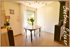 A 16 mn de Digne les Bains, dans un quartier calme, jolie maison sur 2 niveaux de 76 m² habitables avec jardin de 505m2 et cabanon.