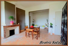 A Digne-les-Bains, dans un quartier central et calme, très bel appartement à rénover de 76m², 2/3 pièces et deux greniers.